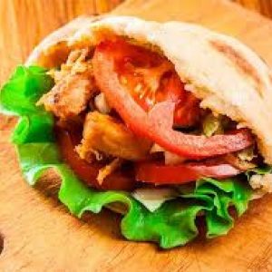 PAN DE PITA KEBAB LECHUGA TOMATE CEBOLLA YOGUR