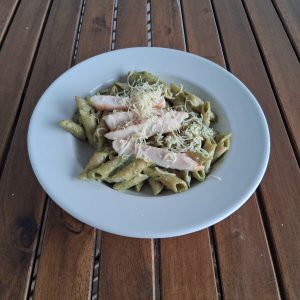 MACARRONES INTEGRALES CON PESTO Y POLLO